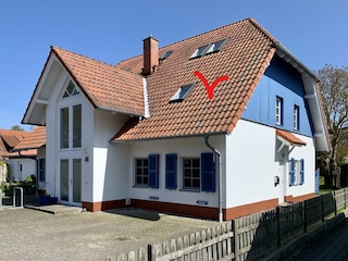 Parkplatz und Fahrradstellplätze vor dem Haus