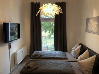 Schlafzimmer mit 43 " TV