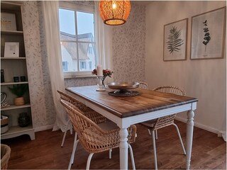 Essbereich mit Zugang zur Terrasse