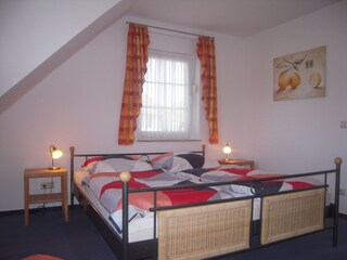 Schlafzimmer 1
