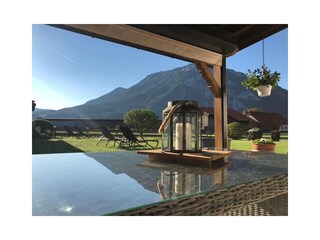 Freisitz mit Polster-Lounge und Panorama-Bergblick