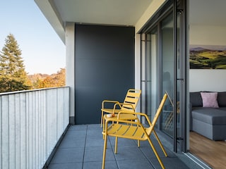 Balkon mit Tisch, Stühlen und Fatboy-Hocker  (o. Abb.)