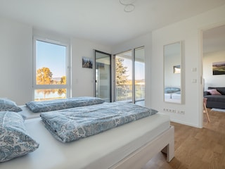 Hauptschlafzimmer mit Doppelbett 180x200 und Seeblick