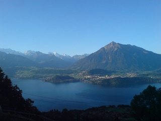 Sicht auf den Niesen mit Thunersee