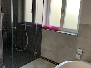 Badezimmer mit Dusche und Sauna unten