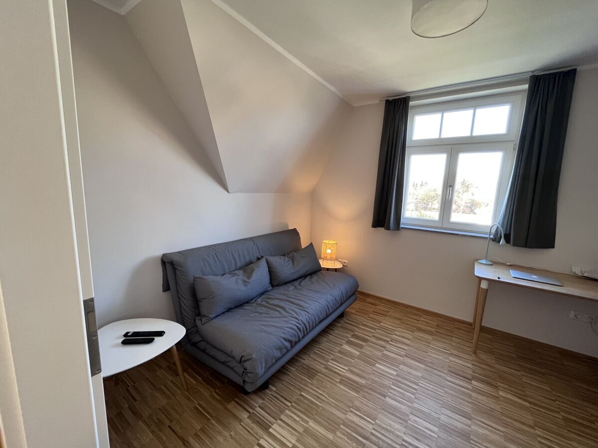 Arbeitszimmer, bequemes Ausziehsofa     und   TV