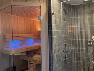 Badezimmer mit Dusche und Sauna unten