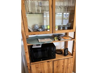 Schrank mit Mikrowelle