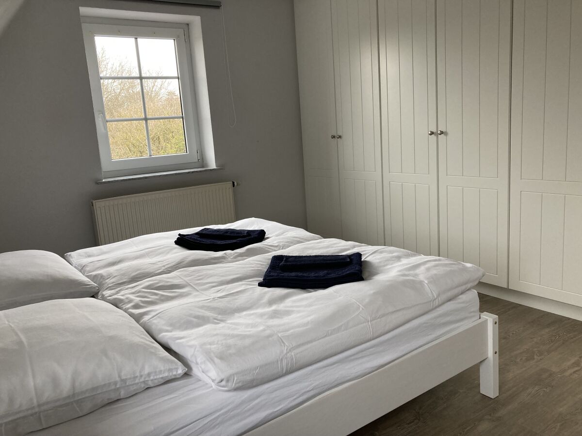 Schlafzimmer 1 mit großem Einbauschrank