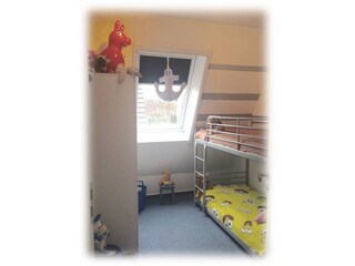 Kinderzimmer mit Verdunklung und Fliegengitter