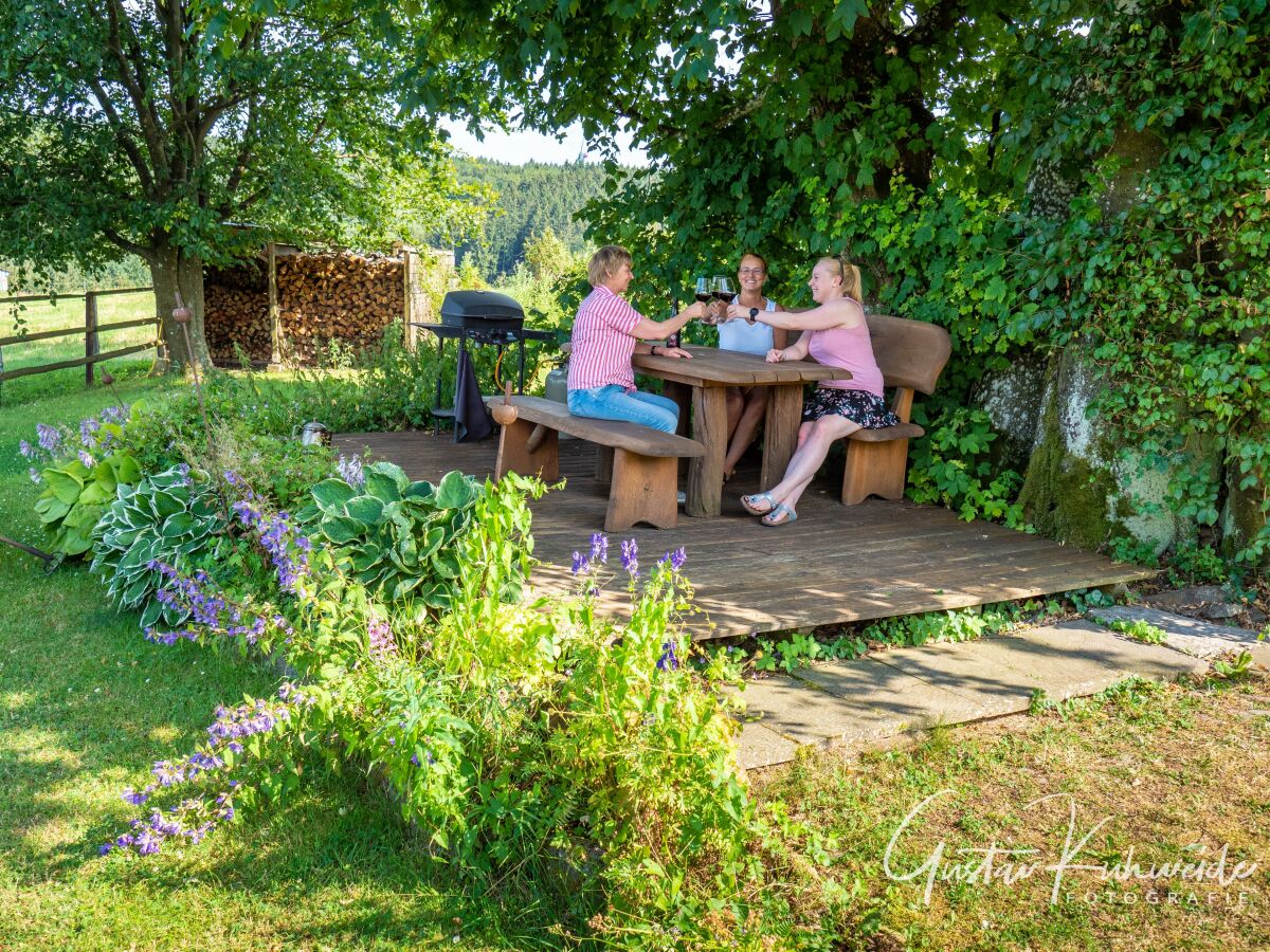 Terrasse mit Aussicht unter alten Bumen