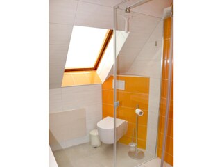 Dusche und WC im Bad