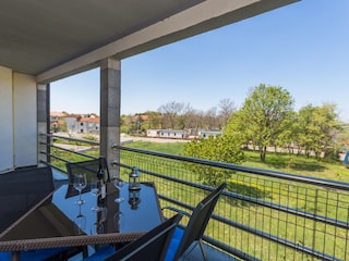 Balkon mit Blick ins grün