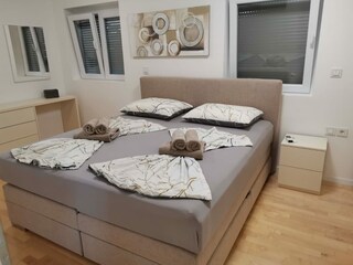 King Size Betten, gr. Schrank mit Anrichte