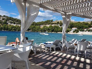 wunderschöne Buchten und Strandcafés