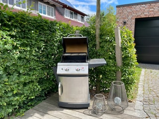 Ein Grill steht auf der Terrasse für Sie bereit.