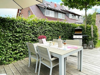 Terrasse mit Sonnenschirm und Grill