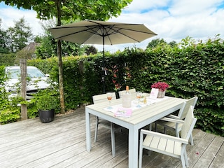 Terrasse mit PKW-Stellplatz im Hintergrund