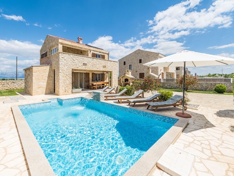 Villa Karin con piscina climatizada