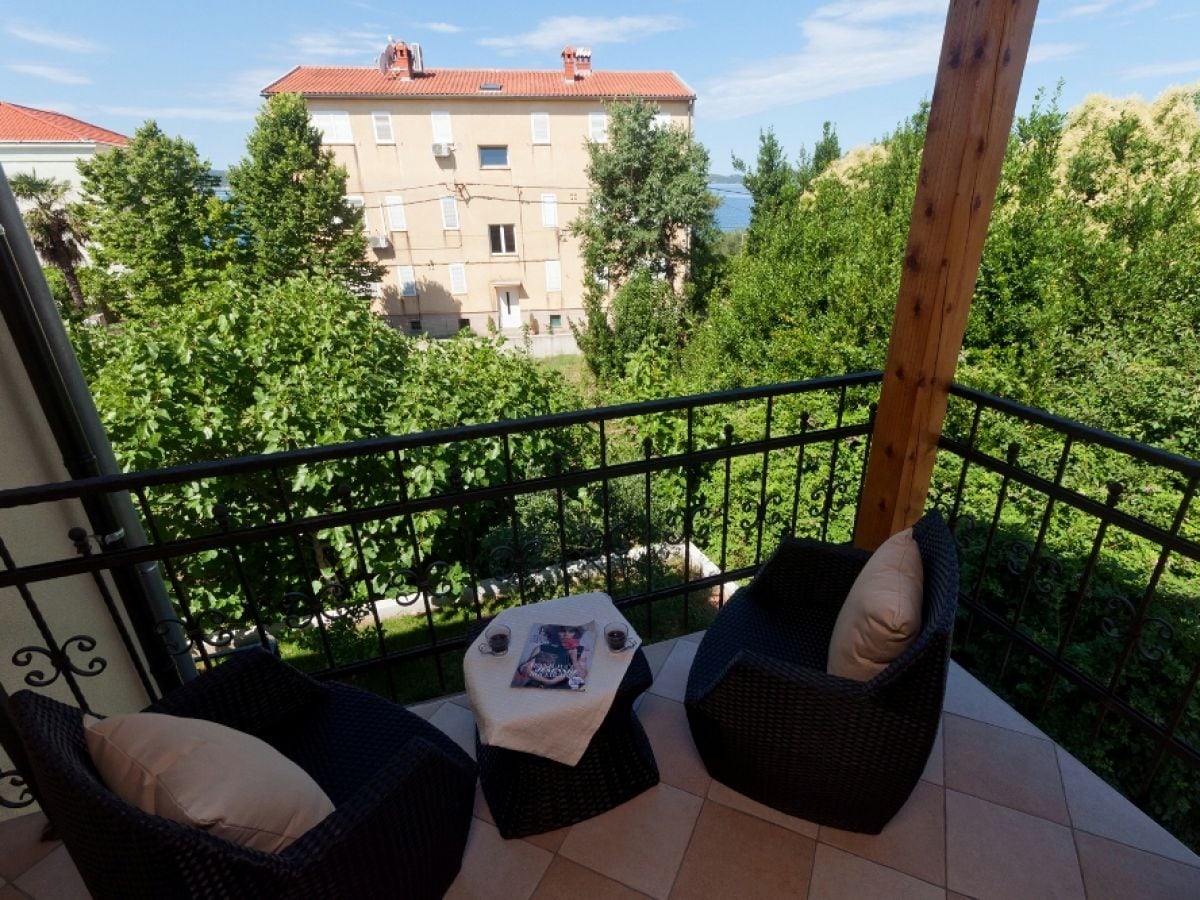 Balkon mit teilweise Meerblick