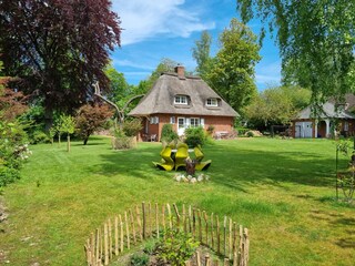 Großer Südwestgarten mit Haus Seehöft