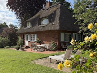 Süd- und Westterrassen mit hochwertigen Teakholzmöbeln