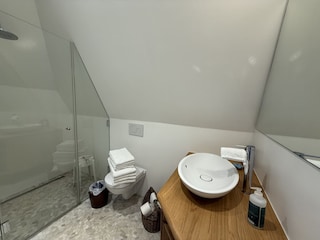 ebenerdige Dusche, hochwertige Badmöbel