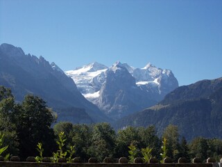 Blick vom BalkonWetterhorngruppe mit Rosenlauigletscher