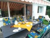 gemütliche Tafel im Garten mit Markise