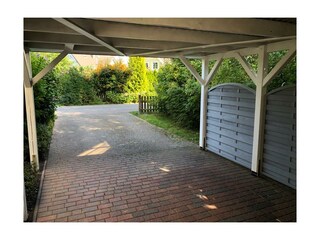 Carport und Stellplatz