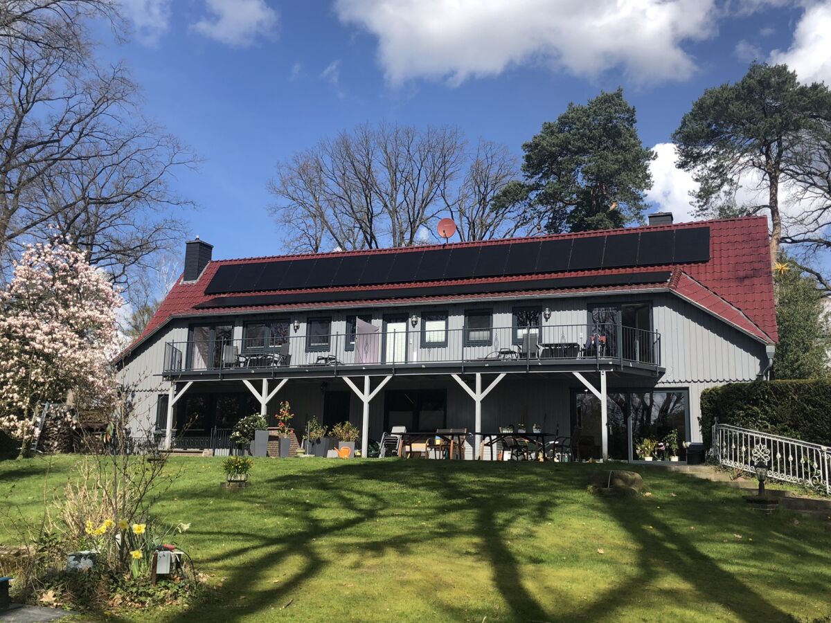 Blick vom Garten zum Haus