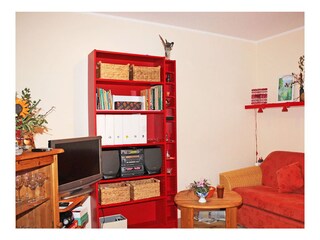 Wohnzimmer mit wandelbarer Couch zur Schlafgelegenheit