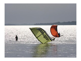 Kitesurfer auf dem Haff
