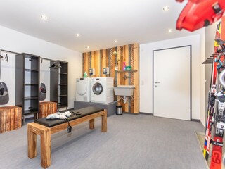 Ski/boot room with washing machine and dryer