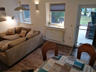 Wohnzimmer mit Zugang zur überdachten Terrasse