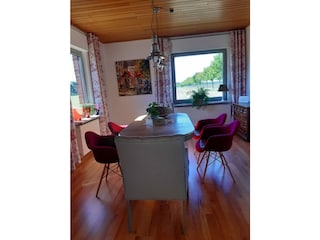 Der Blick in das geräumige Esszimmer.