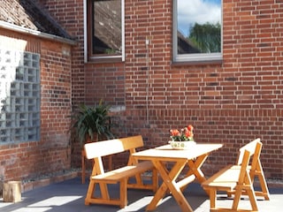 Auch vor dem Haus gibt es eine Terrasse.