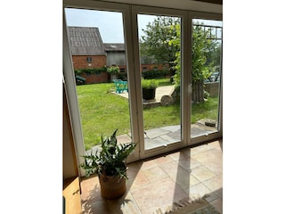 Apartment: Blick durch die Terassentür in den Garten