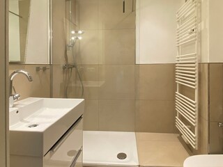 Helles, modernes Duschbad