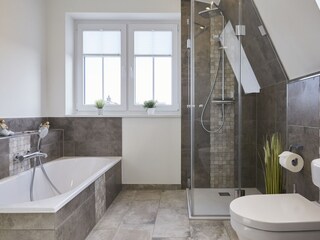 Badezimmer mit Badewanne