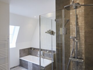 Badezimmer mit Badewanne