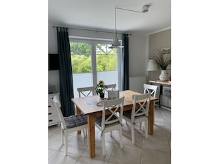 Essbereich in der Küche mit Ausgang zur Terrasse