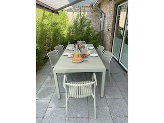 große Terrasse mit Sonnenschutz