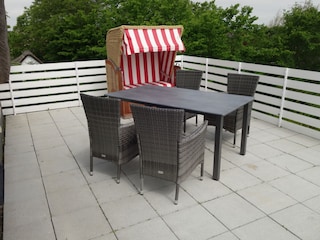 Balkon mit Tisch und Strandkorb