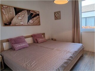 Schlafzimmer mit Doppelbett