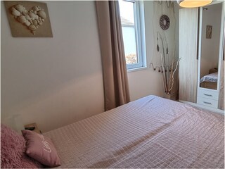 Schlafzimmer mit Doppelbett