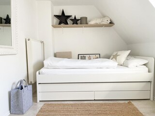 Einzelbett und Verdunkelungsmöglichkeit