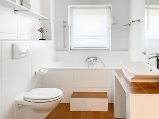 Bad 2 EG mit Badewanne