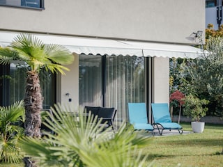 Garten mit Sonnenliegen