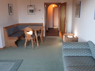 Das Wohnzimmer mit Essecke